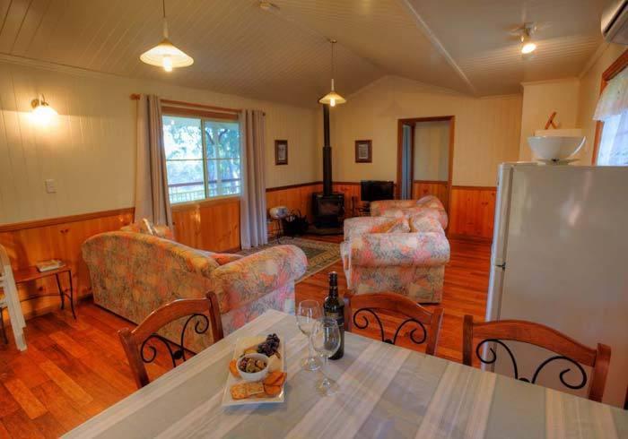 Accommodation Creek Cottages & Sundown View Suites Ballandean Room photo